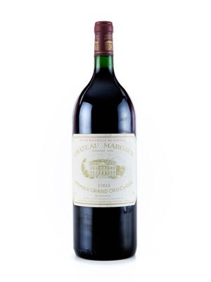 une bouteille de vin rouge sur fond blanc