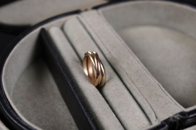 une bague dans un écrin posé sur une table
