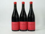 trois bouteilles de vin rouge posées côte à côte sur une table