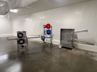 deux chariots qui se trouvent au milieu d'une pièce