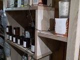 une étagère remplie de bocaux et des bocaux sur une étagère