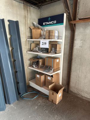 une étagère sur laquelle sont posés de nombreux objets, dans une pièce