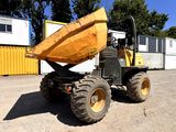 un camion-benne garé sur un terrain en terre battue