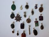 Plusieurs types de pendentifs sont présentés sur un fond blanc