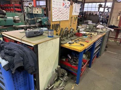 un établi avec de nombreux outils