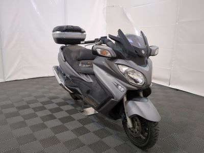 un scooter garé sur un sol à damier