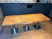 Lot de trois tables de salle à manger à épais plateaux en ch…