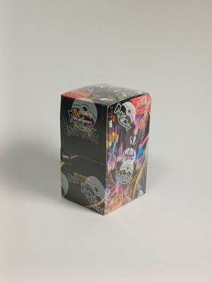 un gros plan d'une boîte de cartes à collectionner Pokémon sur fond blanc