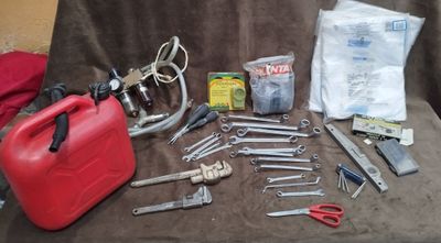 tout un tas d'outils qui traînent sur un canapé