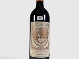 une bouteille de vin rouge posée sur une table blanche
