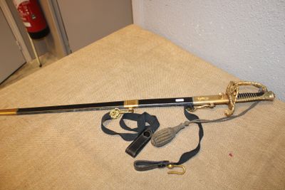 une image représentant une épée posée par terre