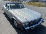 une photo d'une Mercedes-Benz argentée