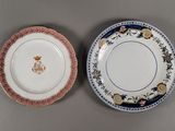 deux assiettes à motifs posées sur une table