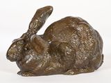 sculpture en bronze représentant un lapin sur fond blanc