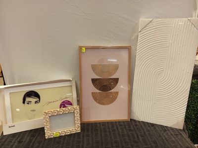 Lot de 50 tableaux et cadres de différents modèles