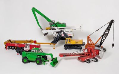 un ensemble de camions miniatures et une grue sur fond blanc