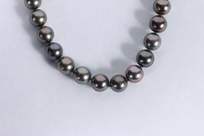 Collier de perles de Tahiti calibrées, fermoir bouée en or j… - Photo 1