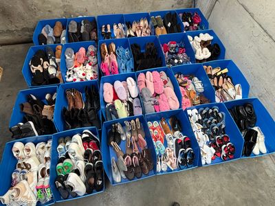 des bacs bleus remplis d'une grande variété de chaussures
