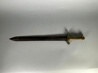 une image représentant une épée posée sur une table