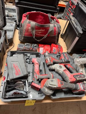 de nombreux outils posés sur une table dans un magasin
