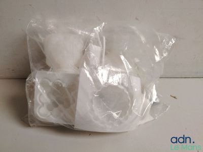 un sac de sucre blanc posé sur un plan de travail