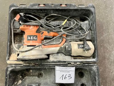 une boîte à outils avec des outils sur le sol
