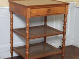 une petite table en bois surmontée d'une étagère
