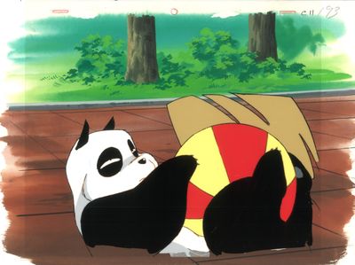 un panda allongé avec une balle