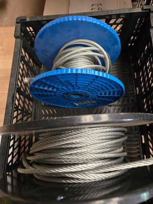 un panier contenant quelques fils métalliques