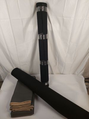 deux stylos et un livre sur une table blanche