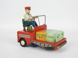 une figurine représentant un homme au volant d'un camion miniature transportant des bagages