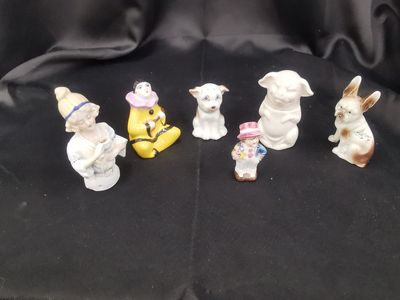 Collection de dix-huit coquetiers en faïence et porcelaine
