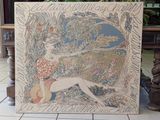 une photo d'une femme assise par terre, coiffée d'un chapeau