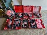 un assortiment d'outils dans une boîte à outils rouge posée par terre