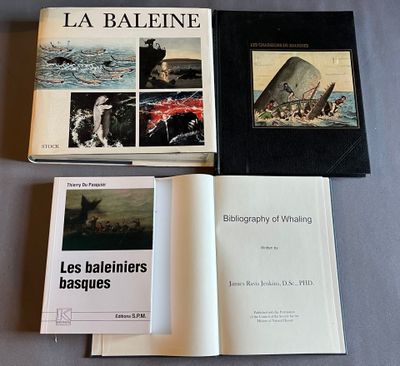 trois livres sont posés sur une table les uns à côté des autres