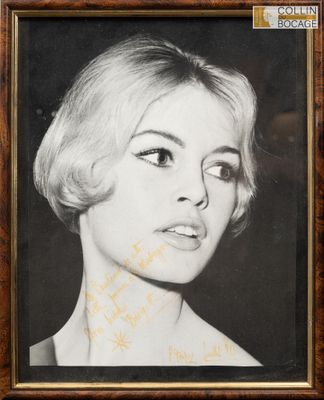 une photo en noir et blanc d'une femme aux cheveux blonds