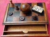 une boîte en bois contenant un échiquier et un jeu d'échecs