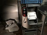 une machine posée sur une table dans une pièce