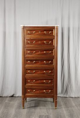 une grande commode en bois avec des poignées en laiton