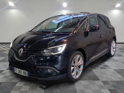 la voiture noire est garée sur un sol en damier dans le garage