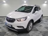 Le SUV Buick blanc est garé sur un sol à damier.