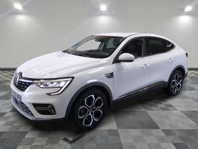 la voiture blanche est garée dans la pièce au sol en damier