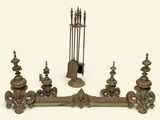 des chandeliers et une horloge sur fond blanc, avec un fond blanc