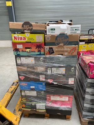 plusieurs boîtes empilées les unes sur les autres dans un entrepôt