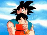 une illustration représentant le jeune Gohan en train d'enlacer un autre enfant
