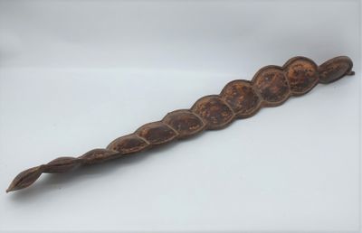une image représentant un long bâton en bois orné d'un motif