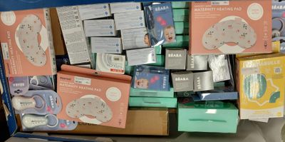 Des cartons de produits pour bébés sont empilés sur une étagère dans un magasin