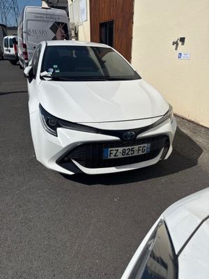 une voiture blanche garée sur le bord de la rue