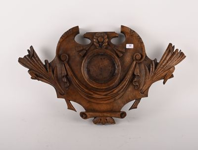 une horloge murale en bois ornée d'un motif décoratif