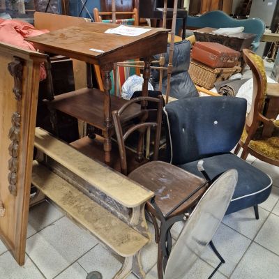 many chairs and a table in a room with a lot of furniture